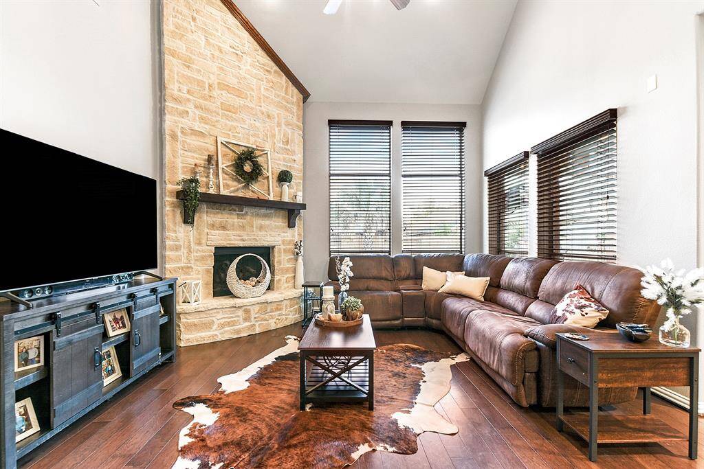 The living room is bathed in natural light, thanks to the large windows that offer a stunning view of the expansive backyard. Whether you’re relaxing or entertaining, this light-filled space.