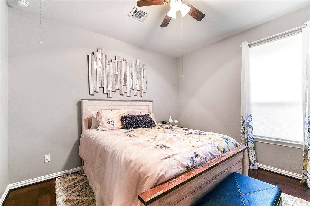 This first-floor guest bedroom offers easy access to a full-size bathroom, making it the perfect space for visitors who prefer not to use the stairs. It provides comfort and convenience for your guests.