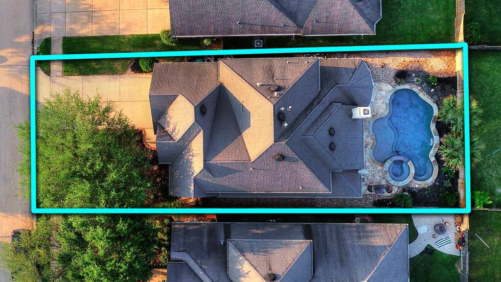 The large driveway provides ample space for parking, while also offering plenty of room for front yard activities, making it ideal for gatherings, play, or simply enjoying the outdoors.