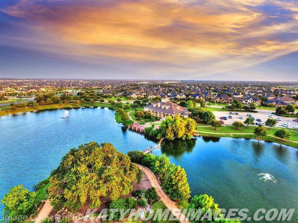 This beautiful community features walking trails and sidewalks throughout, perfect for outdoor activities and leisurely strolls.