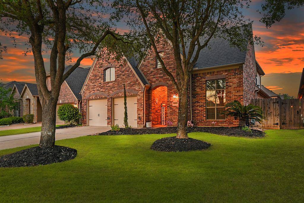 Beautiful Curb Appeal with Manicured Landscaping! Located on a peaceful cul-de-sac in a sidewalk-lined community, this home offers plenty of driveway space and a welcoming exterior. Residents enjoy access to a wide range of amenities, perfect for all ages and lifestyles.