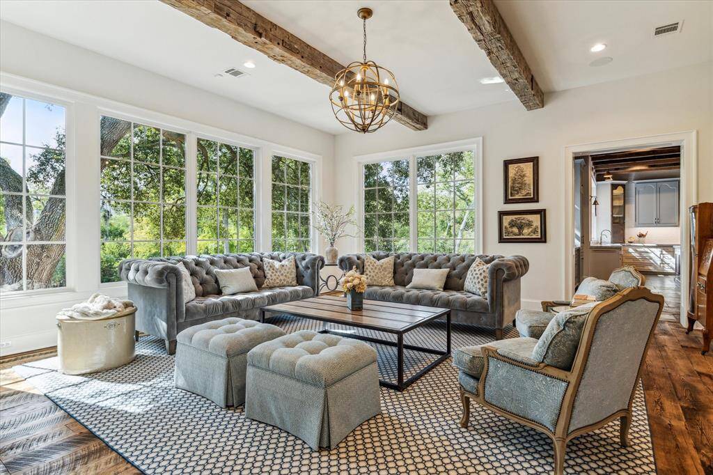 Dramatic wall of high-end windows offers spectacular views of expansive back yard & bayou. Living areas open to kitchen, creating open feel & optimal flow for entertaining.