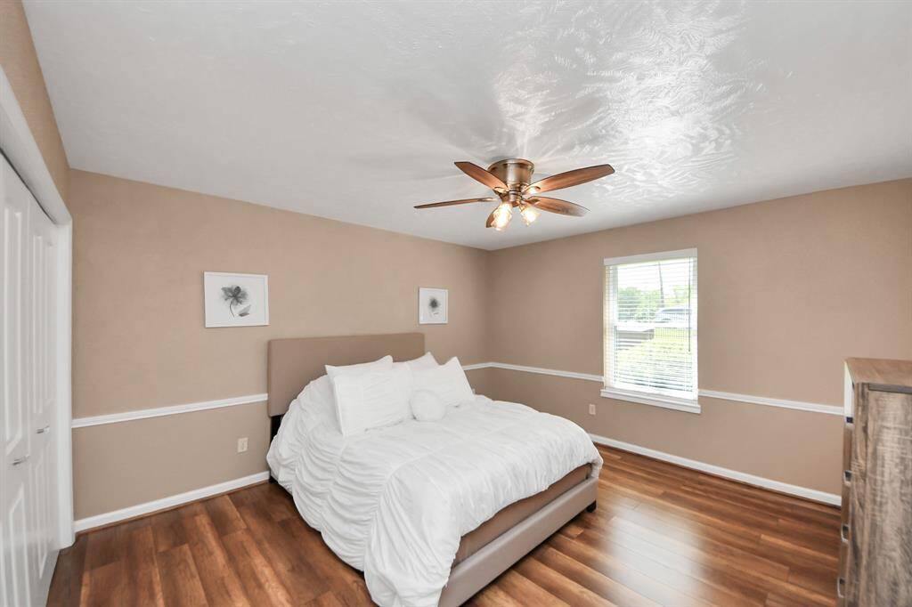 Spacious secondary rooms with walk in closets