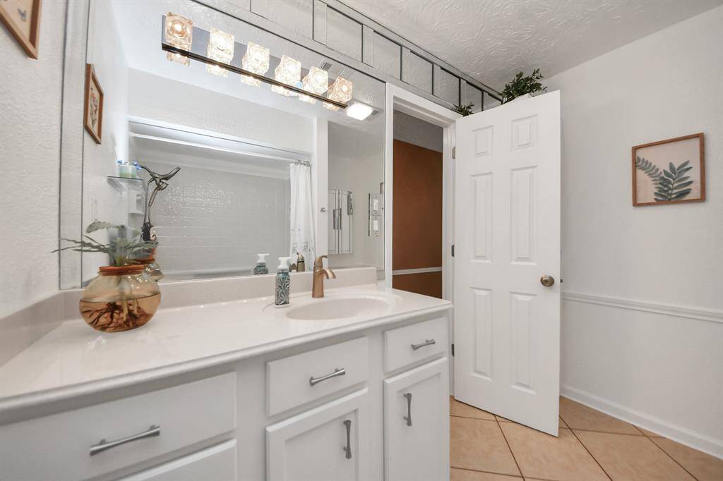 Large secondary bath with lots of storage.