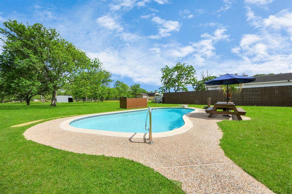 On warm, sun-kissed days, the sparkling pool provides a true retreat—a place where you can refresh, unwind, and soak in the natural beauty that surrounds you.