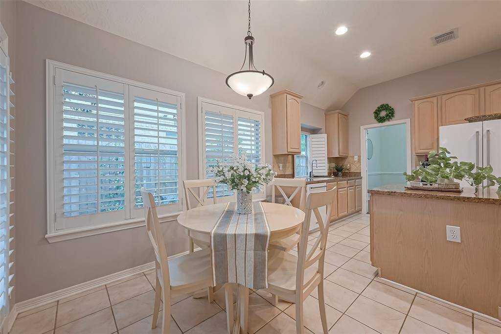 breakfast nook/table