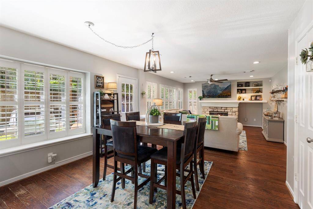 Informal dining/breakfast area.