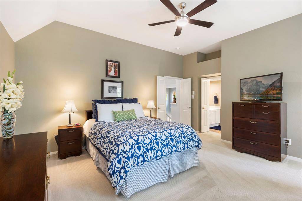 Wow, primary bedroom has much to offer.
