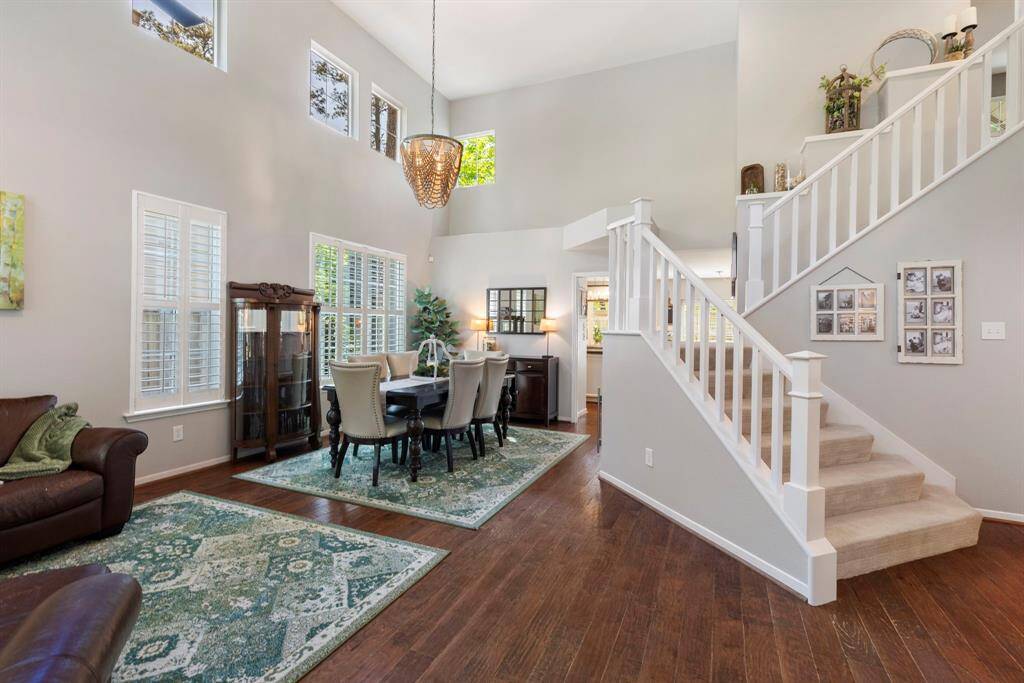 Expansive 17' ceilings in living and dining.Wonderful for entertaining.