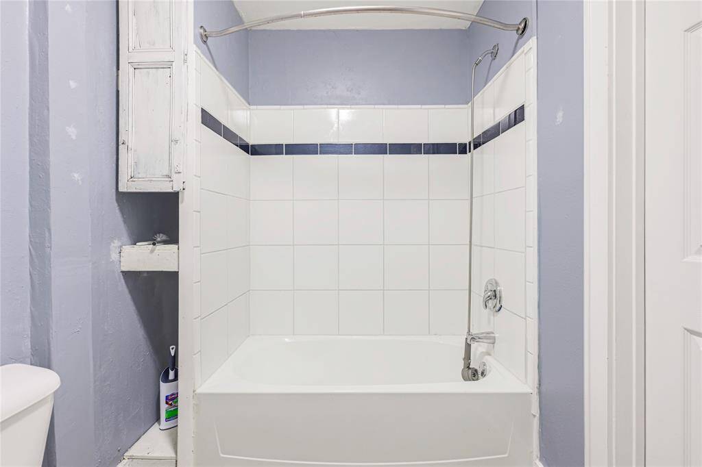 Primary bathroom with tub/shower combo.