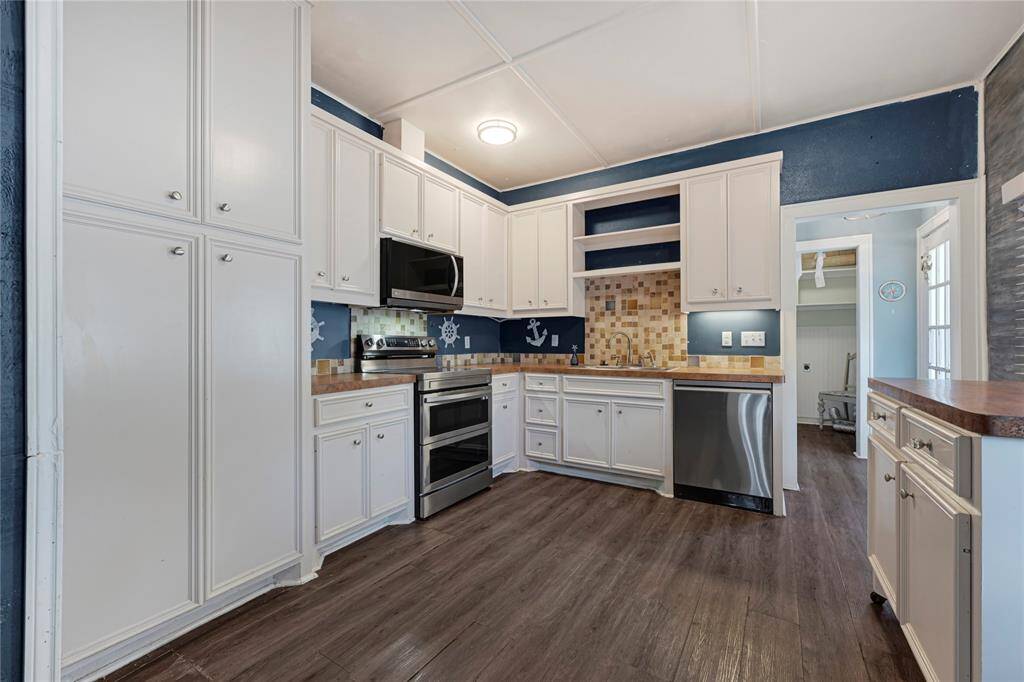 Newer appliances. Stove is dual oven.
