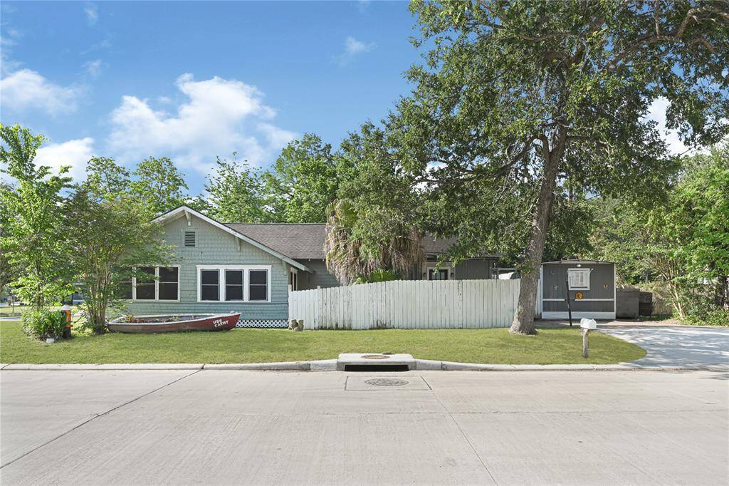 Nice corner lot