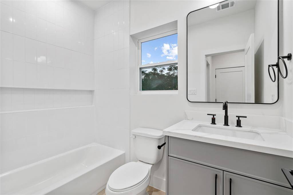 A modern and stylish secondary bathroom, designed with both luxury and functionality in mind.