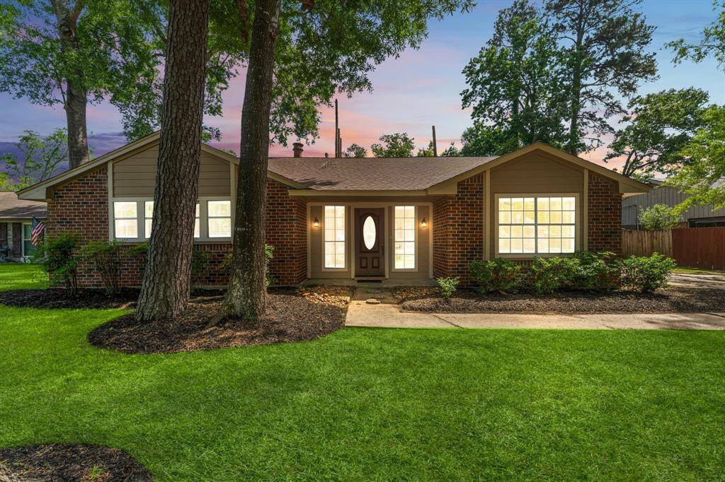 NO HOA, NO RESTRICTIONS with HUGE back yard and a pool in Oak Ridge North!
