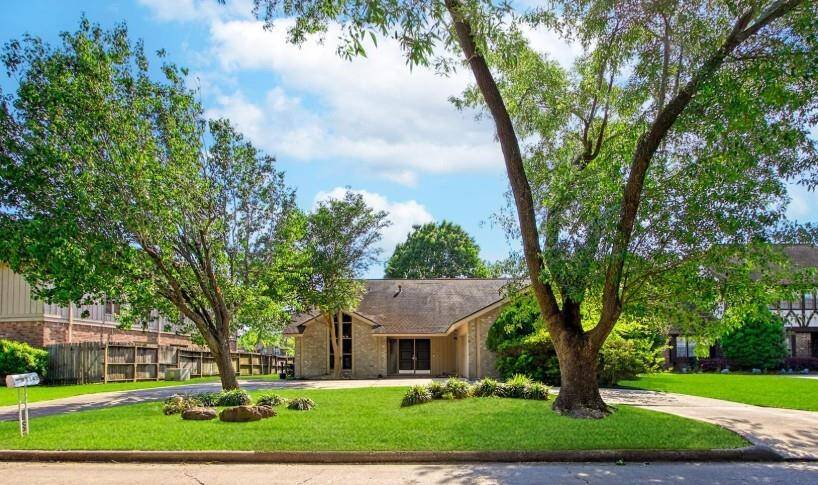 Welcome home!! This spacious home offers 4 to 5 bedrooms, ideally situated along the tee box of Hole #3 on the La Quinta Golf Course.