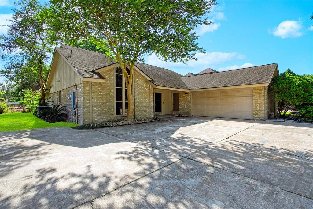The circular drive provides ample off-street parking for your friends and family!