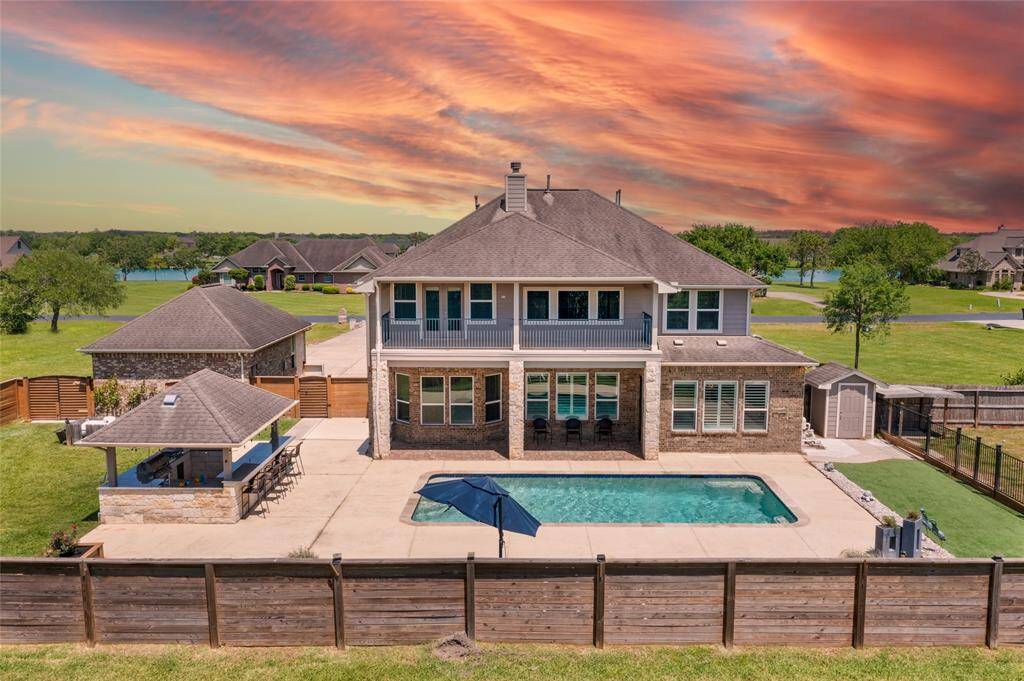 Welcome to 315 Lago Circle Drive in Santa Fe!