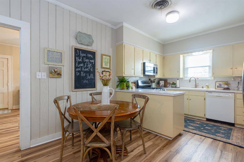 Cozy kitchen with space for a breakfast table