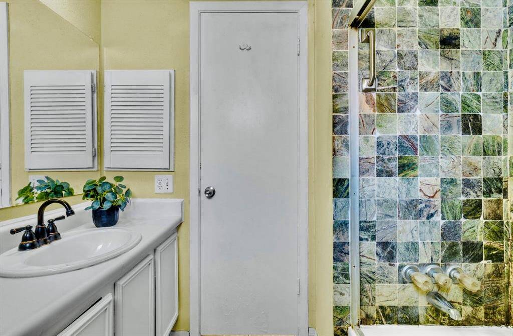 Guest bathroom by the hallway, perfect for use when you have guests visiting