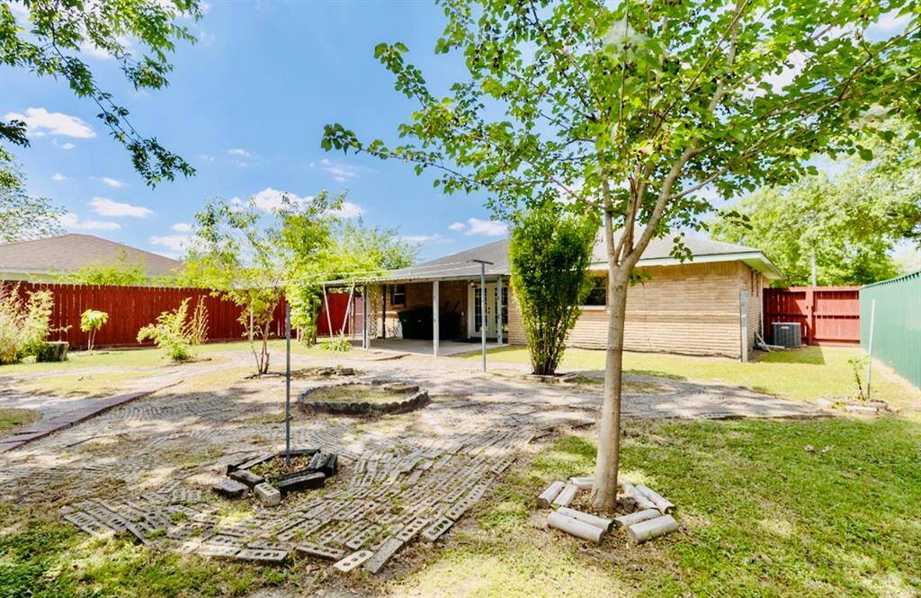 Large backyard perfect for gatherings with your love ones