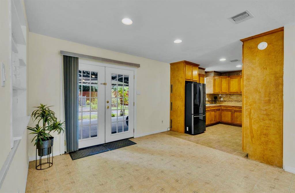 Recess lights in kitchen, living and dining area