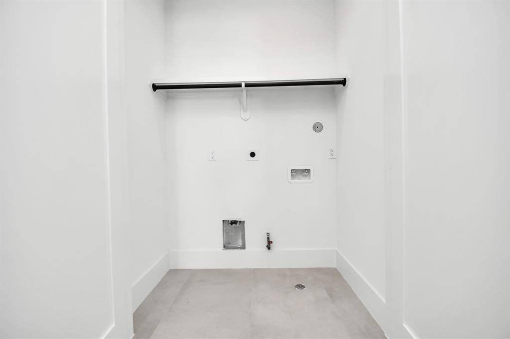 This well-designed laundry room offers ample space, ensuring efficiency and convenience.