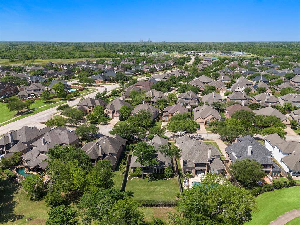 Nestled in the sought-after Sienna Plantation, this home offers a perfect blend of community charm and modern living.