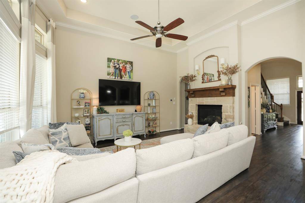 Now you can see how open to the entry the home is.
