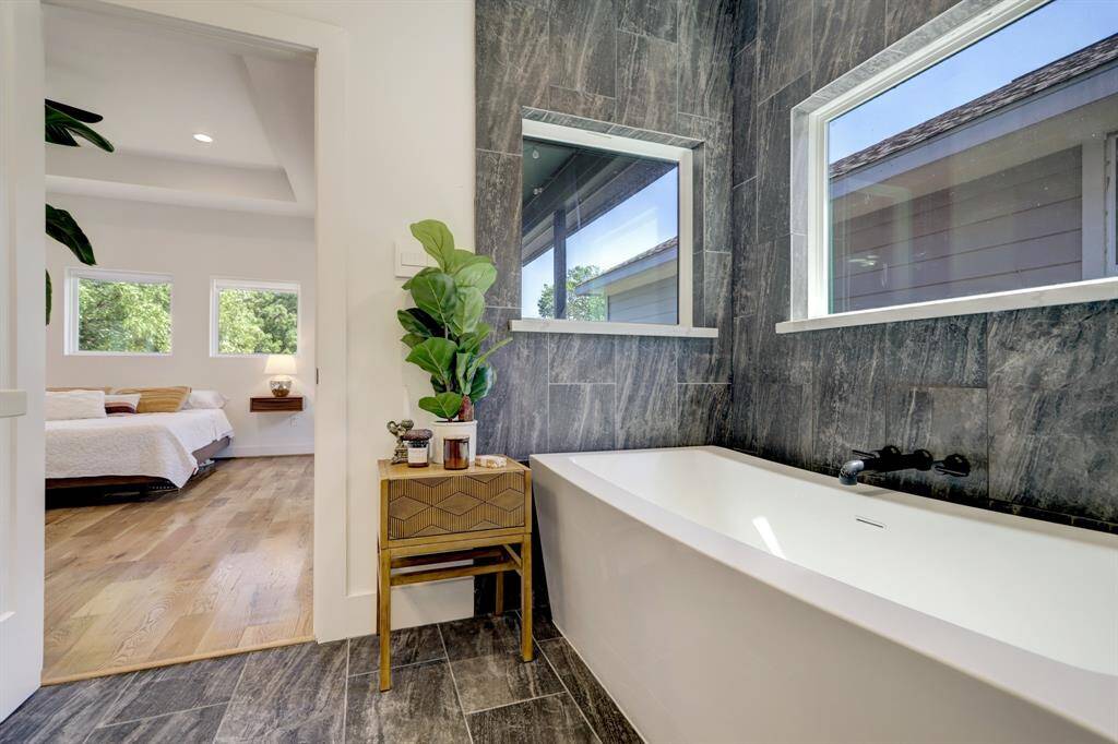 Another view of the soaking tub.