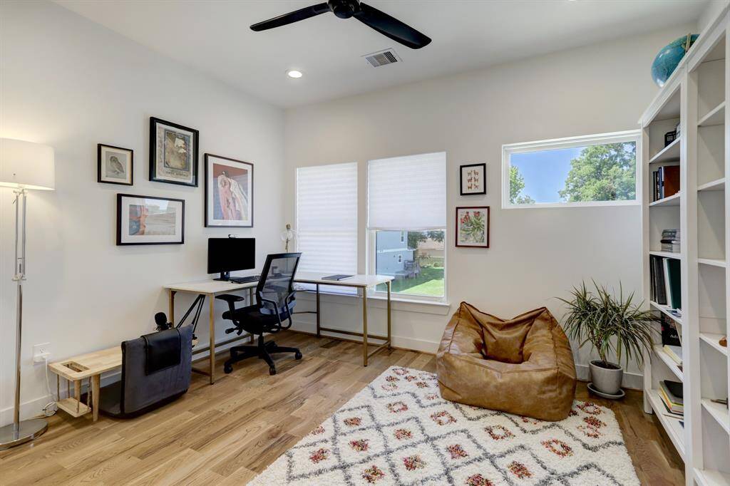 Secondary bedroom with ample space.