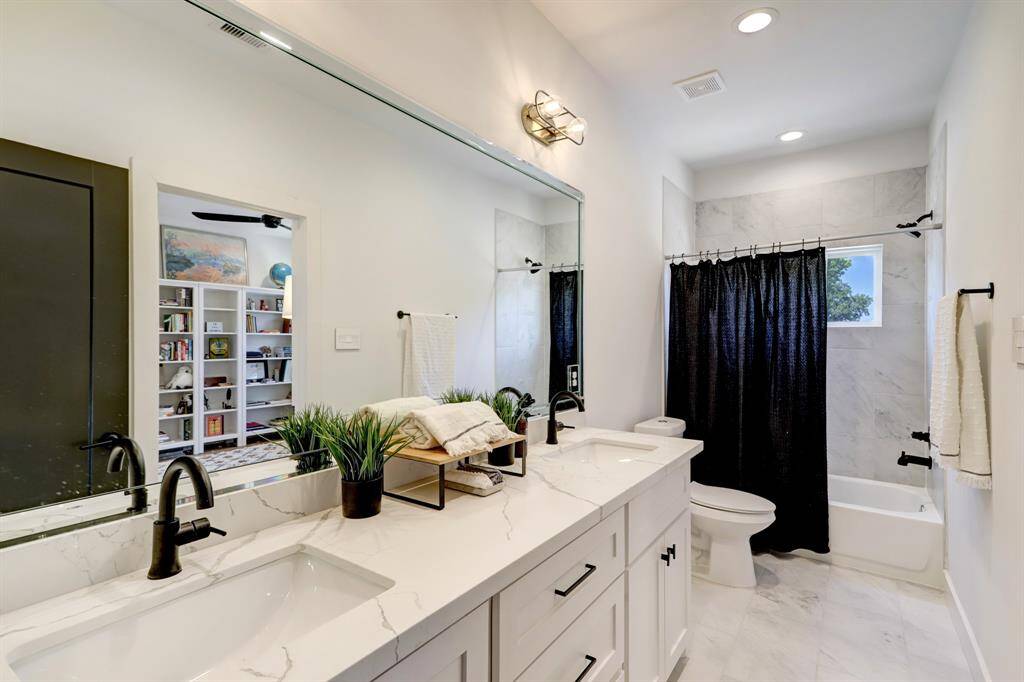 Secondary bathroom.