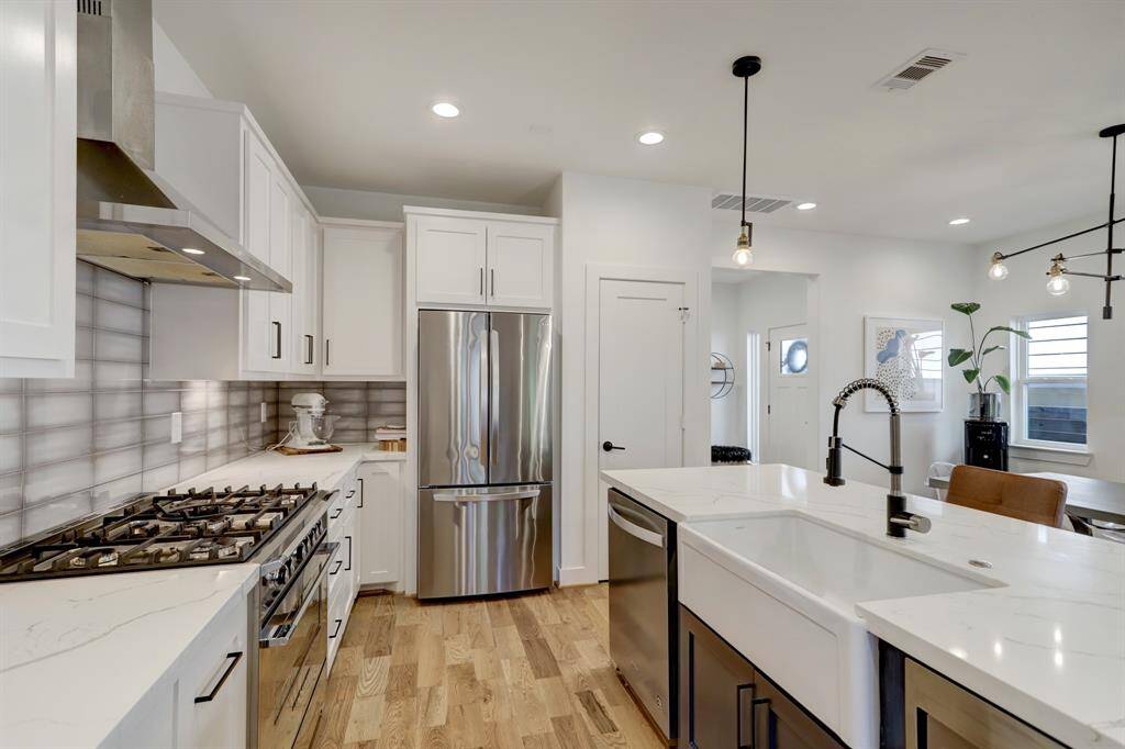 High end appliances with 36 inch stove/cooktop.