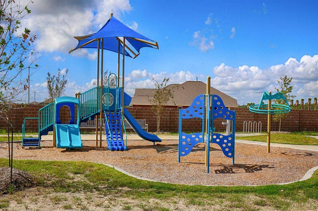 One of the 3 parks located within Lago Mar