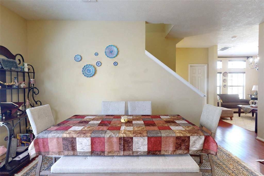 The livingroom and dining room (on the right side of the picture). Currently the owner preferred to place the dining room in the livingroom area and use the diningroom as a second living area (flexible usage).