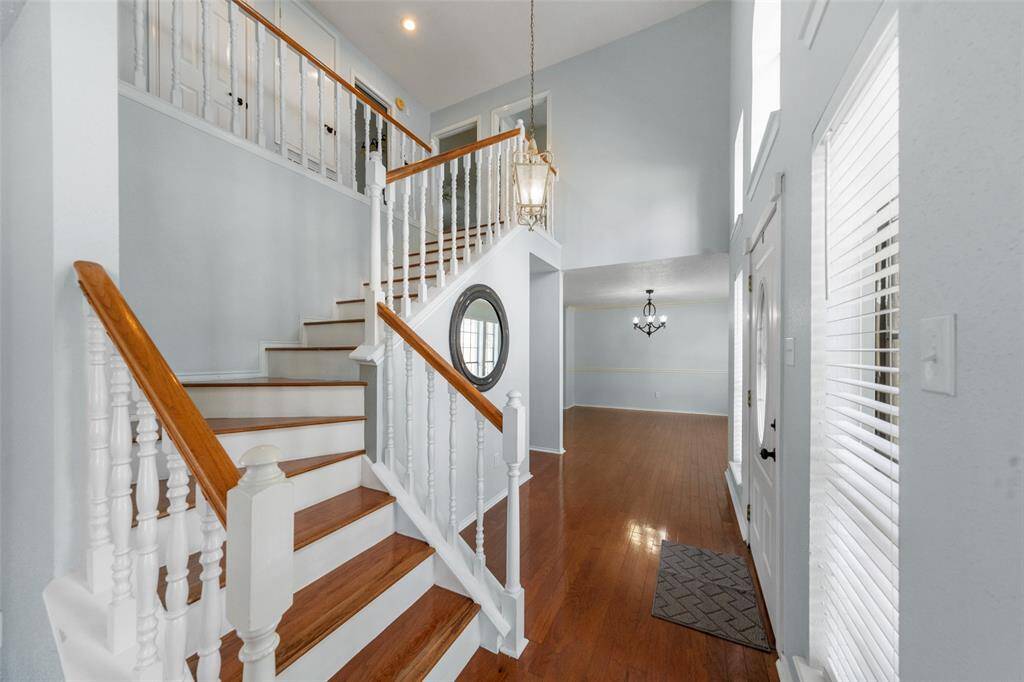 Wood-tread staircase Entry