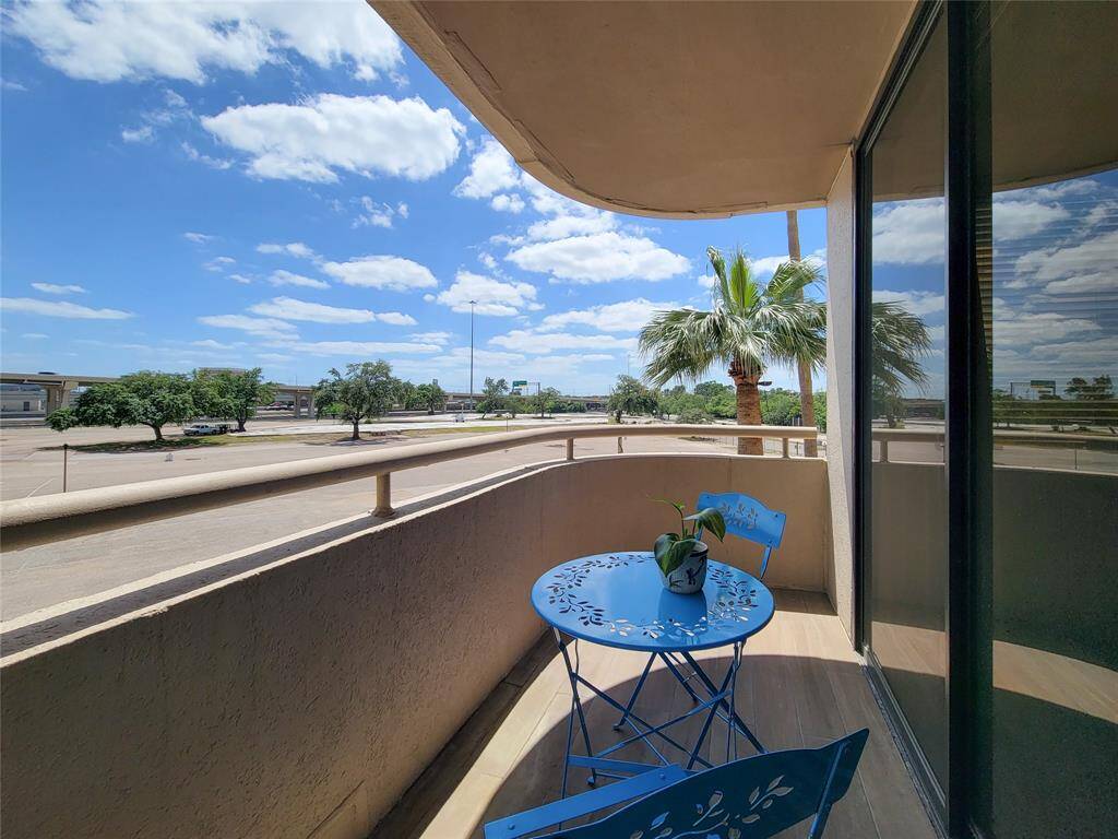 Balcony with view to the west!