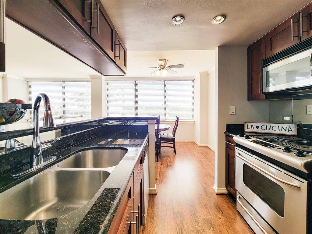 Gleaming Kitchen!!