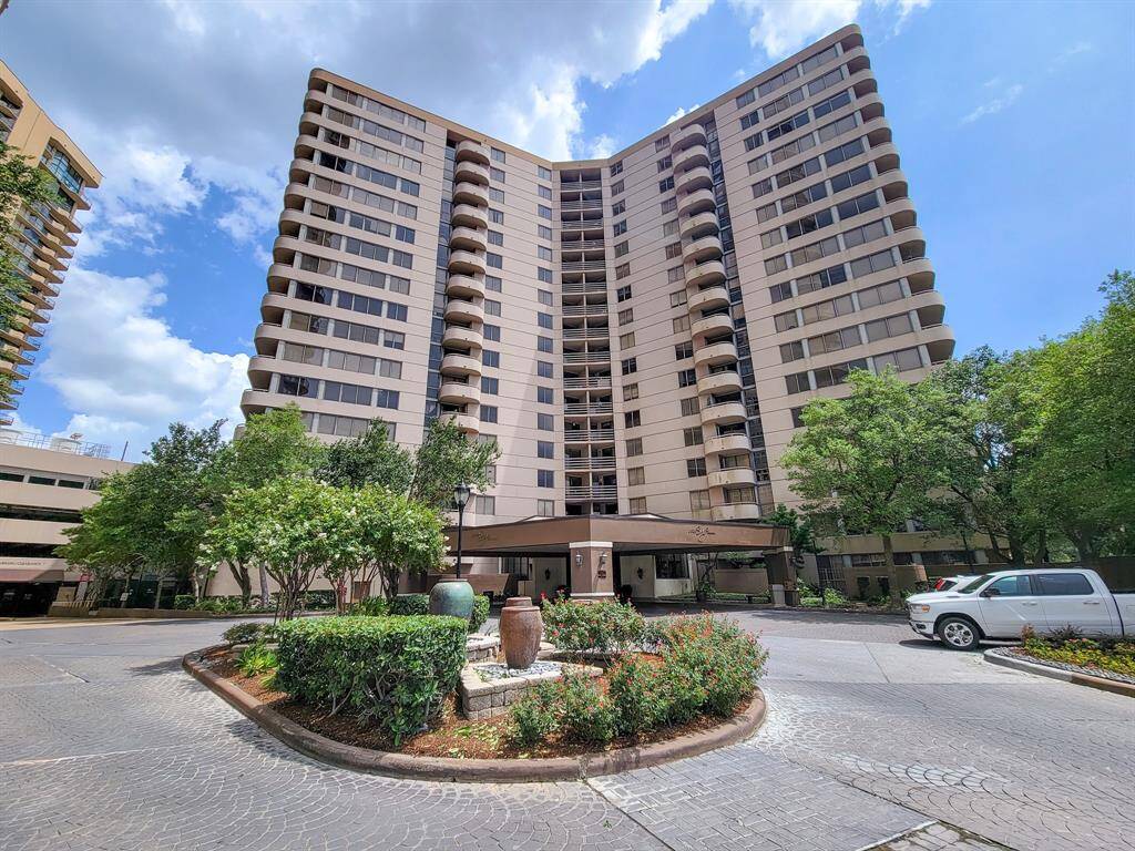 Exterior with porte-cochere entrance! The building has 3 wings. Well kept landscaping adds to the appeal of this location!