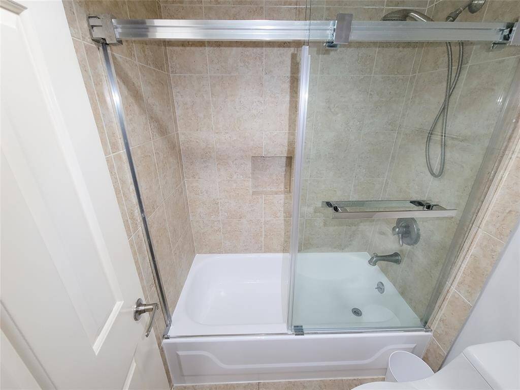 Shower/tub combo in Primary with sliding doors.