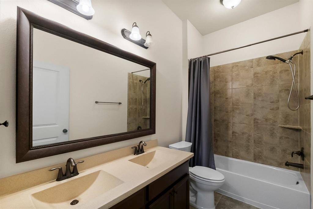 secondary full bathroom