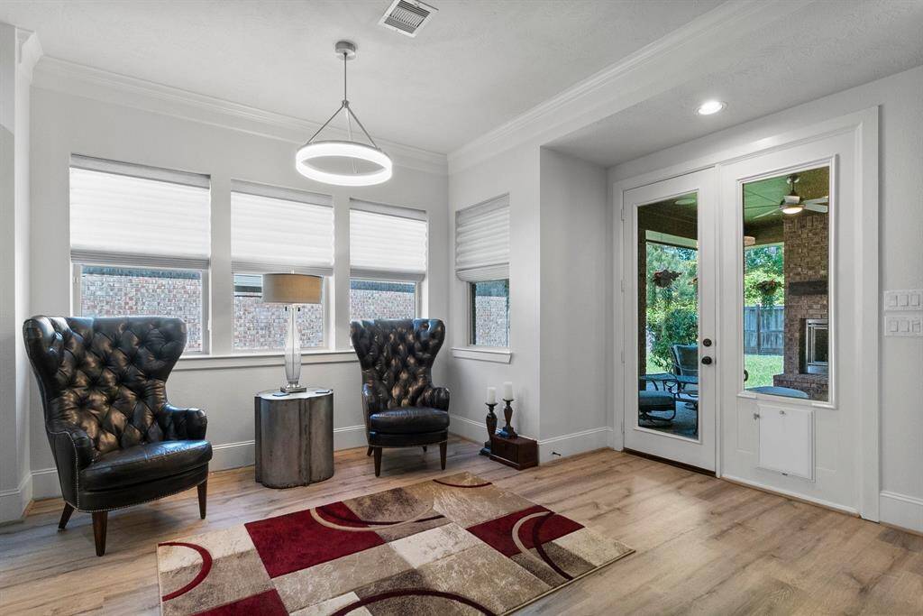 kitchen, spacious breakfast bar, refrigerator