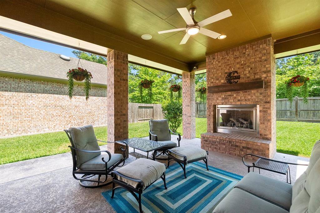 sitting area / dining space