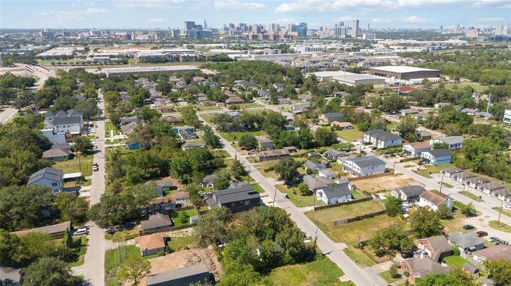 The property also benefits from quick access to major highways such as I-610 and SH-288, allowing for efficient commutes to Downtown Houston and other parts of the city.