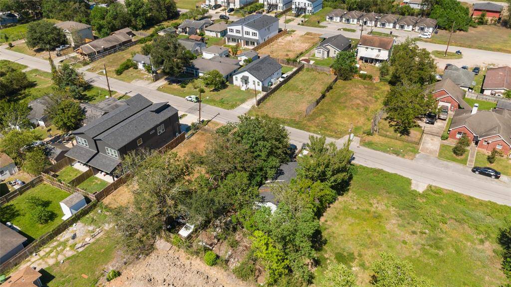 Located in the sought-after South Union neighborhood of Houston, Texas, this 5,000 sqft lot is attracting strong interest from both investors and builders.