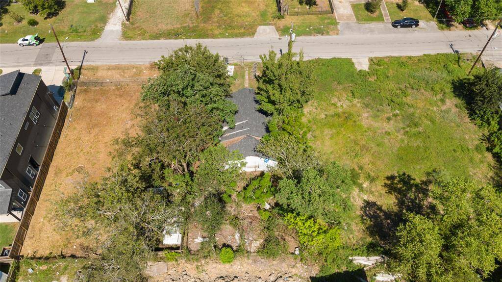 This prime location is an excellent choice for those seeking proximity to Houston’s top institutions and amenities.