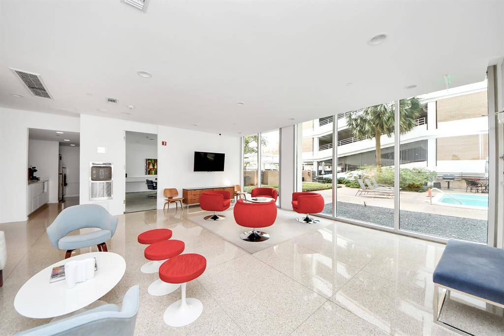Here is a view of a different residents’ common area—sleek modern finishes, abundant natural light, and versatile seating zones perfect for work, relaxation, or socializing.