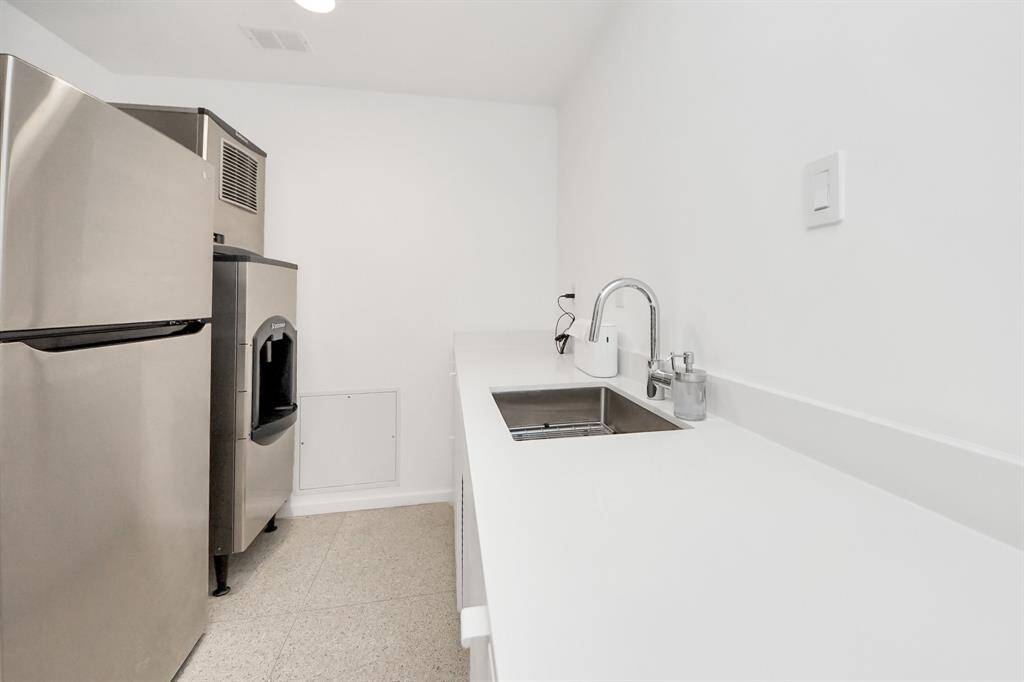 This residents’ kitchenette offers plenty of counter space with an undermount sink and is equipped with a stainless steel fridge complete with a water and ice dispenser—ideal for prepping drinks and snacks for gatherings.