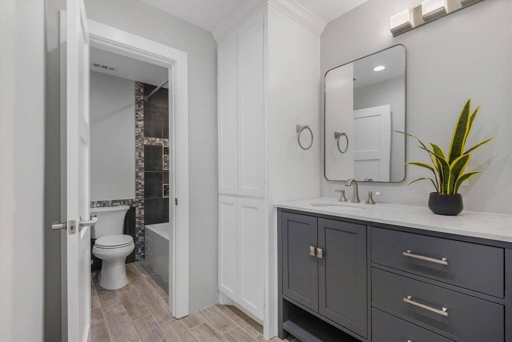 Second floor hallway bath