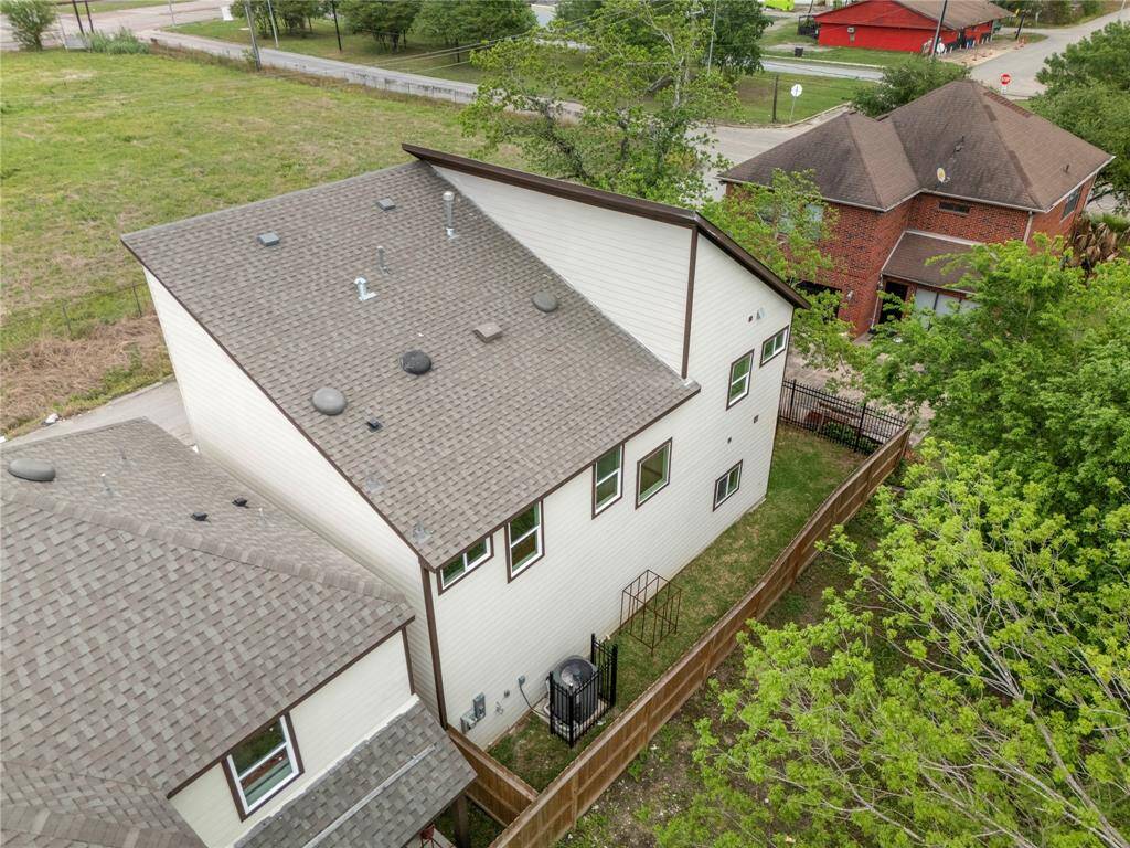 Aerial view of the house gives you a sense of how your daily commute will be with  all the city amenities.