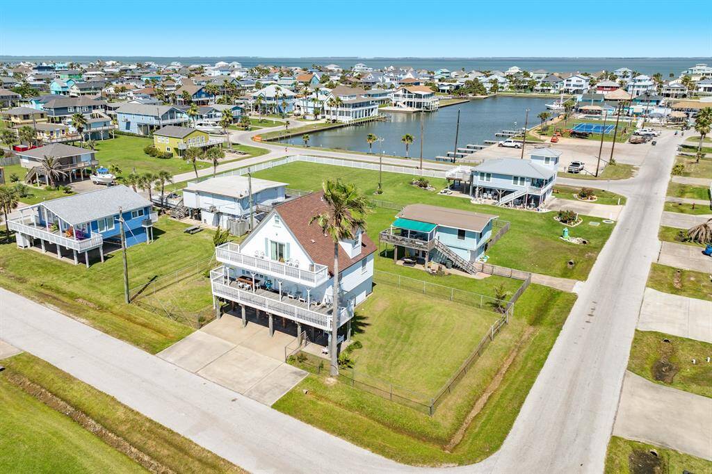 An overhead look at the home’s positioning just a few blocks from the marina, restaurant, and tennis courts—everything you need for relaxed coastal living.